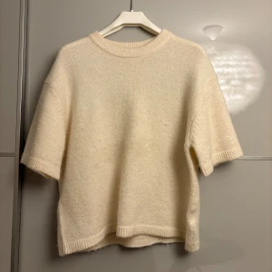 Stickad T-shirt - Stickad tröja från Gina i storlek xs, är vitare i verkligheten än vad den ser ut att vara på bild☺️ skriv privat vid intresse❣️knappt använd 