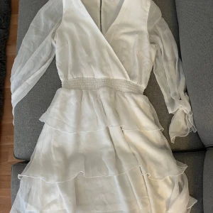 Vit omlottklänning från Bubbleroom - Säljer en vit omlottklänning från Bubbleroom. Använd endast en gång på min student dag, räknas som helt ny och ny pris är 699. Kommer inte längre till använing. Pris kan diskuteras.