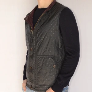 Massimo Dutti vändbar väst  - MASSIMO DUTTI VÄNDBAR DUNVÄST  Storlek : M   Passform : Normal  Användning : Västen är i ett väldigt fint skick utan defekter  Nypris : Cirka 1500SEK  Modellen på bilen är 182CM och väger 76KG