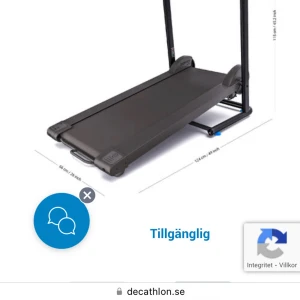 Domyos T540C Löpband - Domyos T540C löpband i svart, kompakt och hopfällbar design. Mått: 124x64x115 cm. Passar för hemmaträning, med stabil ram och tydliga handtag. Använd bara några gånger. 