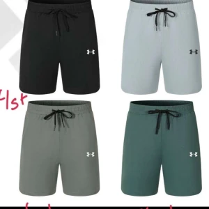 Nike svart sport-t-shirt och under armour  - Svart sport-t-shirt från Nike med korta ärmar och rund hals. Ena modellen är helsvart medan den andra har ett unikt batikmönster i grått och vitt. Perfekt för dig som gillar en stilren och sportig look. Nike-loggan syns tydligt på bröstet. Det finns olika storlekar. Under armour finns också shorts…. Bara träningskläder allt i olika färger 