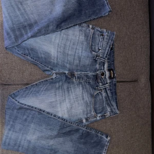  jeans från Jack & Jones slim/Glenn - Säljer ett par blå Slim/Glenn jeans från Jack & Jones i storlek 32/30. Dem har en slitning som syns på sista bilden.