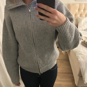 Grå stickad kofta  - En mysig och jättevarmt stickad kofta som är super nu när det börjar bli vinter. Säljer då den inte kommer till användning längre 🩷