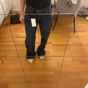 Mörkblå low rise jeans - Säljer ett par mörkblå jeans med låg midja ifrån Zara, oandvända