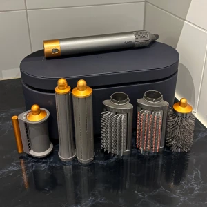 Dyson Airwrap  - Dyson Airwrap Multi-Styler Complete med flera tillbehör för styling, inklusive borstar och locktillbehör. Levereras i originalförvaringsväska och med alla tillbehör. Använd max 10 gånger och är i bra skick🩷finns litet litet slitage på fönen