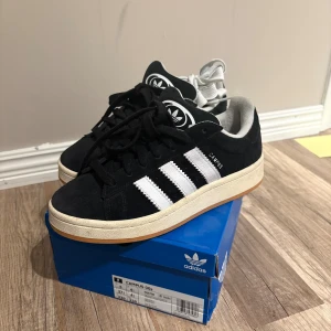 Addis Campus 00s - Säljer min Campus 00s då jag inte får användning för dem. Använda ca 10 gånger, så de är nästintill nyskick!! Vita ”tjocka” snören medföljer, dessa är dock något smutsiga (går säkert att tvätta så de blir helt rena). Storlek 37 & 1/3. Men passar som 37!