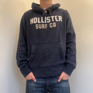 Hollister hoodie - Modellen är 175 och väger 60 för referens. Skriv vid ytterligare frågor eller funderingar🤝