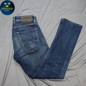 Replay grover - Säljer nu dessa feta Replay grover🙌 ~ Stl 31/32 ~ Skick 8/10 ~ Nypris 1999kr - mitt pris 349kr Hör gärna av er vid minsta fundering eller önskan av fler bilder!💯🤝