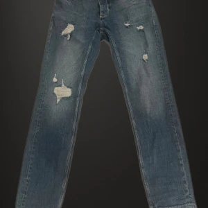 Jeans med slitningar  - Riktigt feta jeans med slitningar i storlek W30 L 32 i riktigt bra skick!!