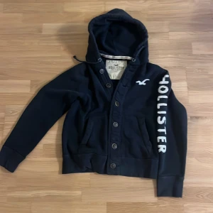 Kom med bud Hollister cardigan/hoodie - Mörkblå vintage Hollister cardigan. Skitsnygg, lite fransig vid fickorna, kan skicka bild på begäran. Skriv dm vid frågor o funderingar, kom med pris!
