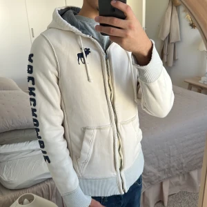 Abercrombie & fitch hoodie  - Otroligt fet hoodie i toppskick, stor efterfråga på dessa😊