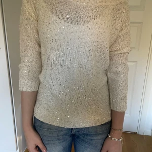 Paljett tröja - Stickad 3/4 ärmad tröja med silverpaljetter. 