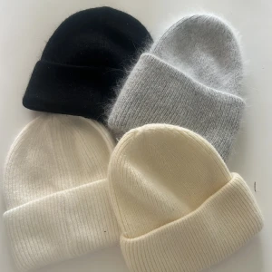 Fyra ribbstickade mössor i neutrala färger - Säljer fyra ribbstickade mössor i svart, grå, vit och beige. Mössorna har klassisk uppvikt kant och är stickade i mjukt material som känns fluffigt och varmt. Perfekta för kalla dagar och passar till de flesta outfits. OBS STYCK PRIS 399:-. Finns begränsat antal i lager. Skriv vilken du är intresserad av så skapar jag ny annons. 