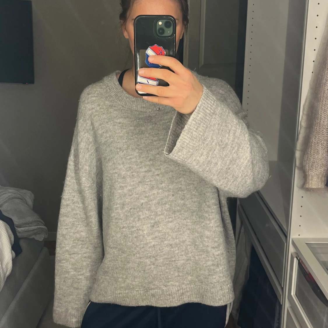 Grå stickad tröja från Gina Tricot