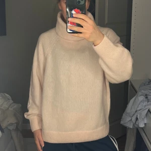 Rosa  polotröja från & Other Stories - Supermjuk och oversized rosa (ser beige ut i ljuset)  polotröja från & Other Stories. Tröjan har bred polokrage, långa ärmar.  Materialet är sticks inte. Tröjan är helt ny och har aldrig använts, pris kan diskuteras. 