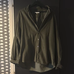 Olivgrön skjorta från Ljung  - Olivgrön skjorta från Ljung i storlek L.