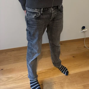 Neuw jeans - Otroligt feta grå Neuw jeans,                                        W29 L30 men sitter som W30 L32.                      Pris kan diskuteras!