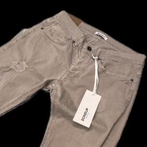 Dondup George  - Tja säljer nu dessa dondup George i storlek 32 dem passar jätte bra till mig som är 178 och väger 68kg, säljer dem då jag har tröttnat på dem! Hör av er vid minsta fråga!