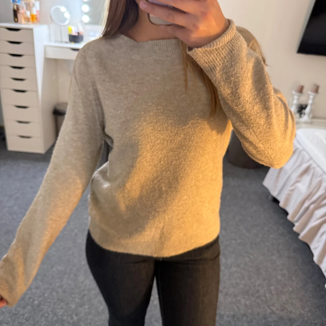 Beige stickad tröja med rund hals - 1