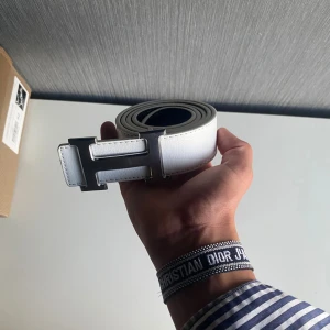 Vit bälte  - 10/10 skick 