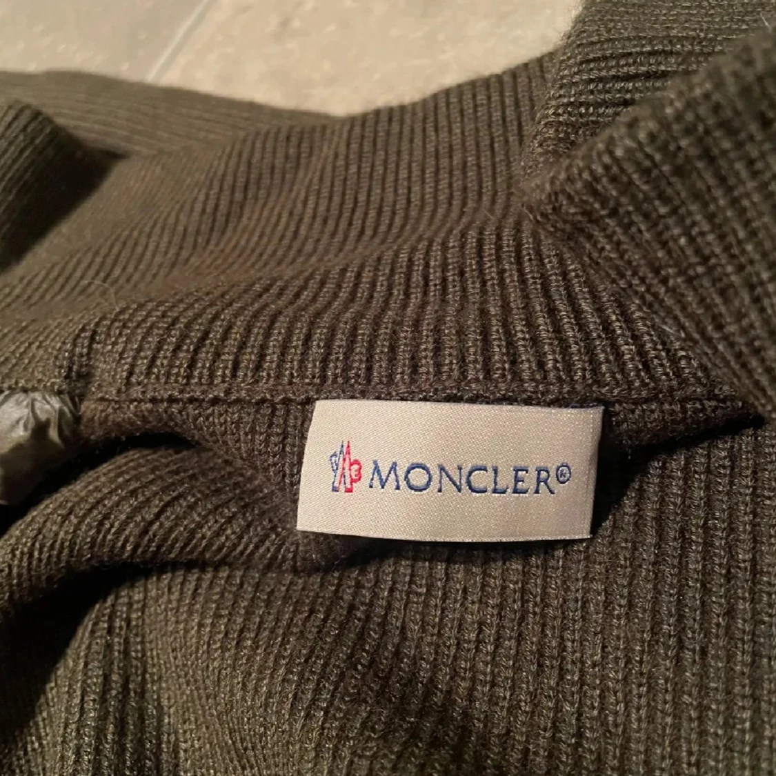Oliv grön cardigan från Moncler - 2