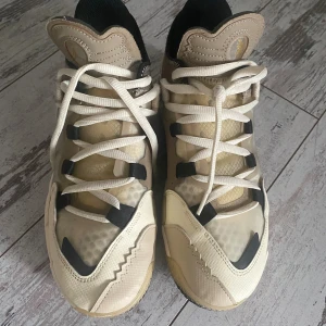 Jordan Why Not Zer0.4 sneakers beige - Säljer ett par Jordan Why Not Zer0.4 sneakers i beige och svart med coola detaljer och mönstrad mesh. Skorna har snörning, platt sula och rund tå. Materialmix av syntet och mesh ger en sportig vibe. Perfekt för dig som gillar basketstil och streetwear.pris kan diskuteras kom med bud och frågor 