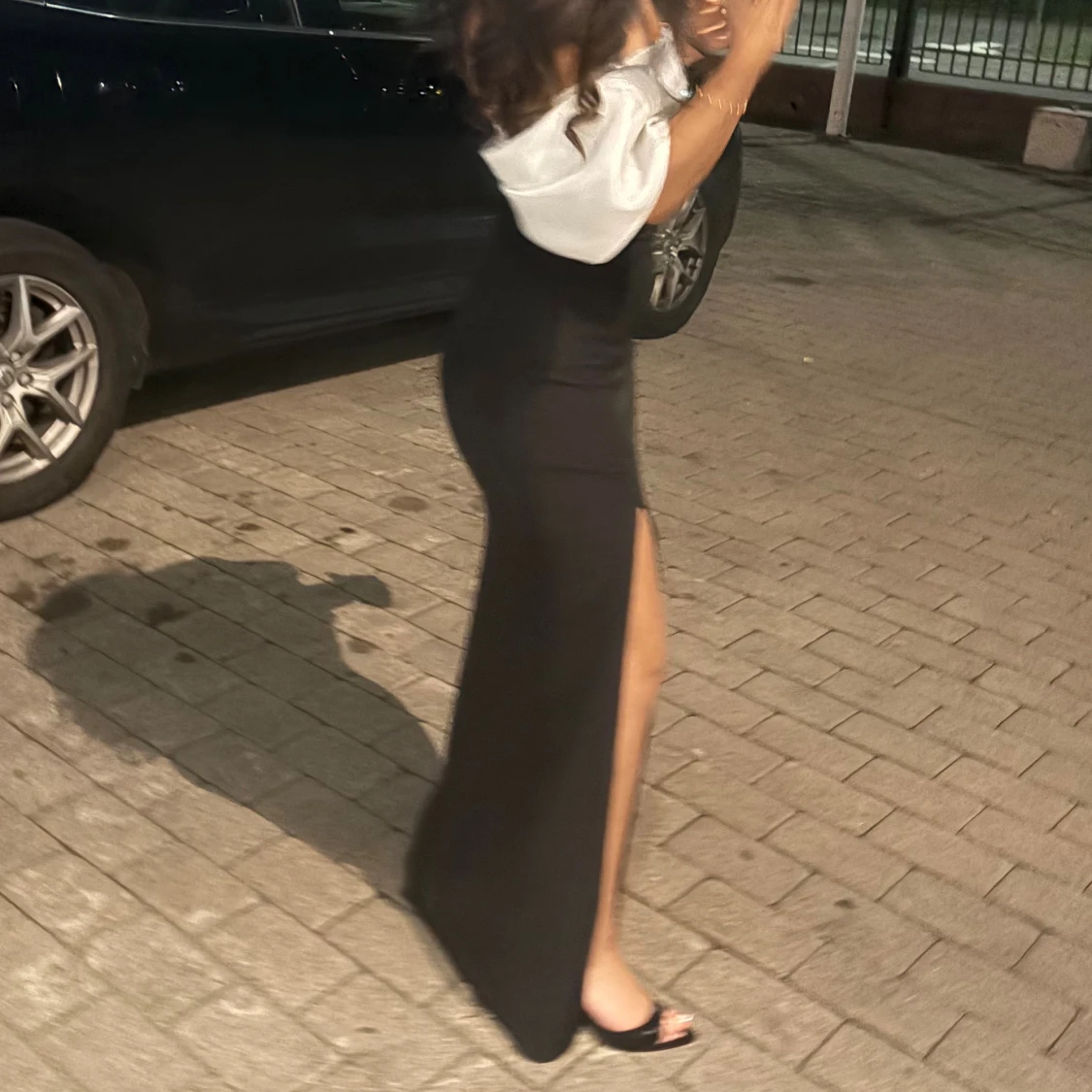 Svart och vit långklänning med slits - 1