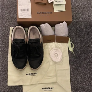 Burberry skor  - Jag säljer nu dessa Burberry skor eftersom jag inte använder de längre. Skorna är storlek 42,5 men passar 42-43. Skorna är i bra skick men de syns att de är använda. Kvitto och och allt annat og följer med. Skorna köpte jag på plick och han jag köpte de av köpte skorna utomlands så de är därför kvittot står på ett annat språk. Skriv gärna om ni har frågor och jag möts helst up när de ska säljas.