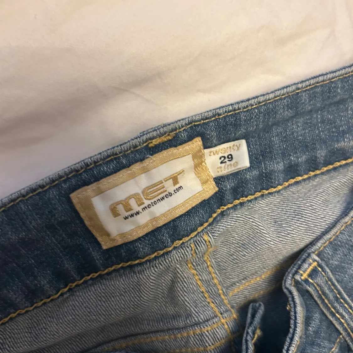 Blå MET jeans med strass och slitningar - 3