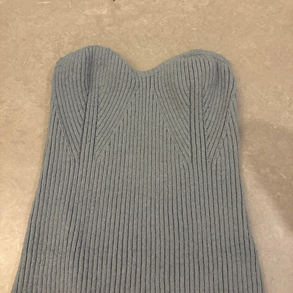 Grå ribbad axelbandslös klänning