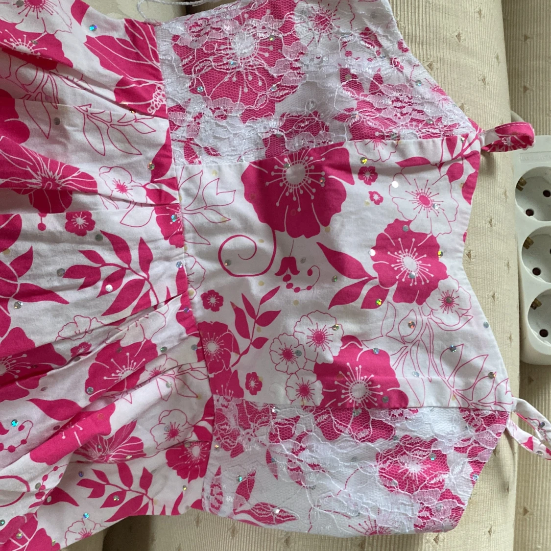 Rosa blommig kortklänning med spets - 3