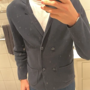 Massimo Dutti kofta  - Massimo Dutti dubbelknäppt kofta. Mycket fint skick i storlek M. 