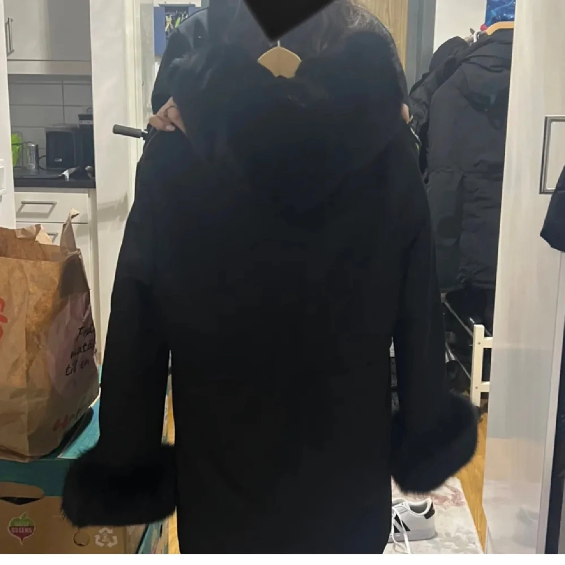 Svart pälsjacka med fluffiga detaljer - 1