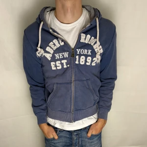 Abercrombie & fitch hoodie  - Modellen är 185. Begagnat skick, blekningar på magen. Passar XS