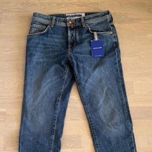 Jacob cohen jeans - Jacob cohen jeans i modellen ”Scott”. I mycket bra skick, sällan använda. Kvitto, tags mm finns.