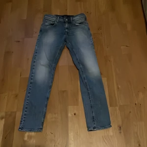 Replay wallys jeans - Säljer ett par ljusblå replay wallys jeans. Dom är använda typ 1 gång och är som nya. Dom passar dig som är typ 155cm lång.