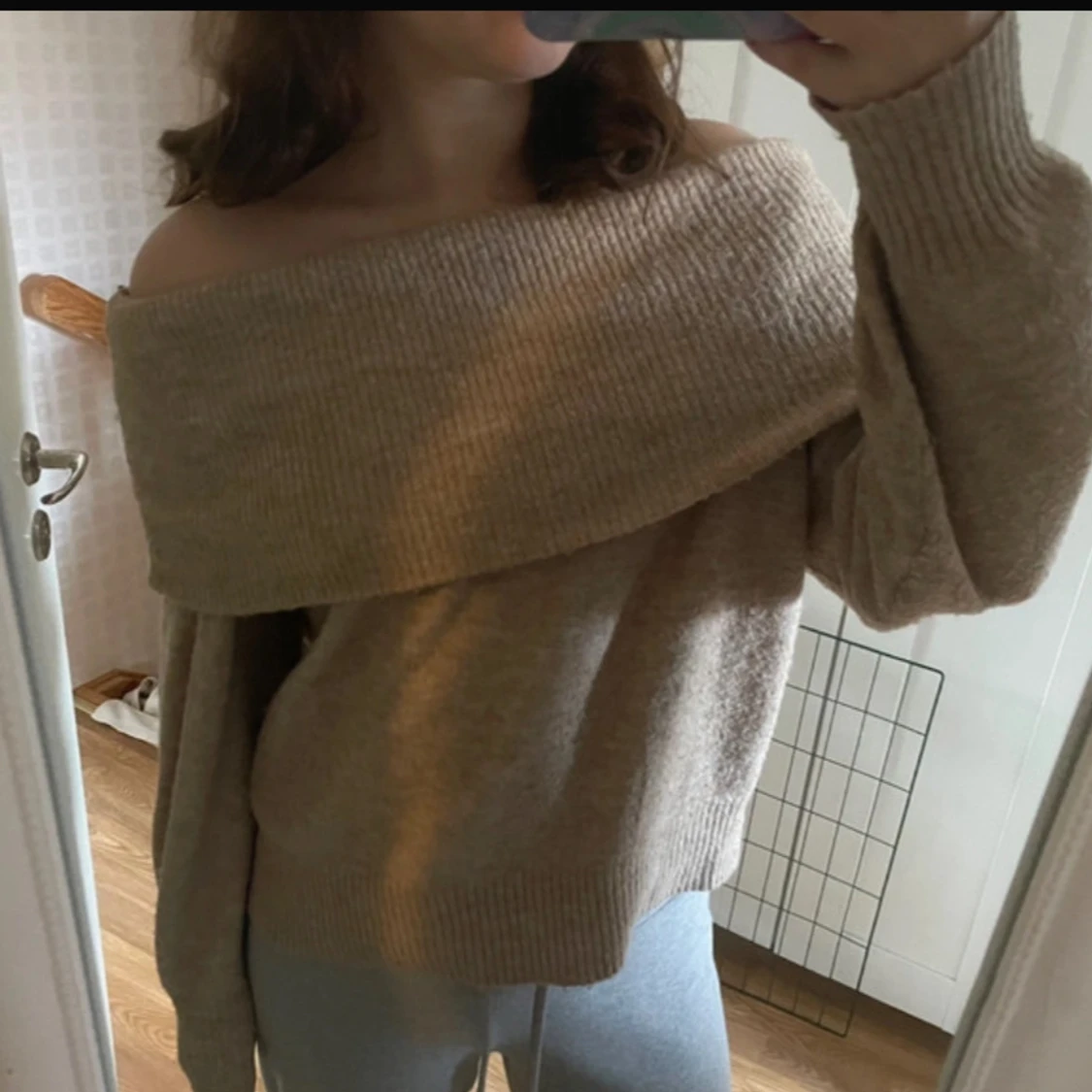 Beige offshoulder stickad tröja