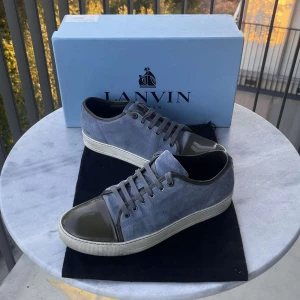 Blåa lanvins med grå captoe  - Säljer ett par riktigt feta lanvins för ett bra pris. Lite använda men inga defekter. ”Tillkommer box, dustbag” Skorna är i storlek 43 och är äkta. Kontakta om ni undrar något om skorna:)