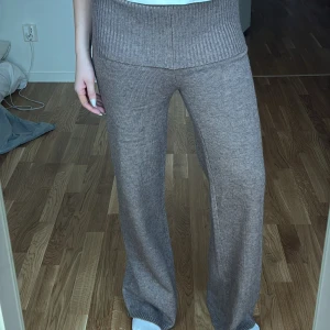 Bruna stickade byxor från NAKD - Aldrig använda, bruna supersköna byxor från nakd i storlek S. Köpta för 499 kr. Kommer inte till användning därav säljer jag🤎