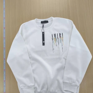 Snygg vit tröja från amiri - En snygg sweatshirt ifrån amiri som jag säljer för att jag inte andvänder längre