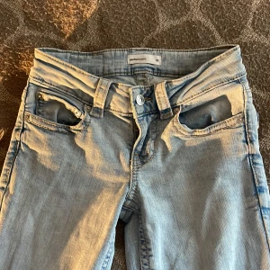 Oanvända jeans ifrån Gina ! - Säljer pga att de är försmå! Jeansen är nästintill oanvända är är i väldigt bra skick! Ordinarie pris är 500💞😘