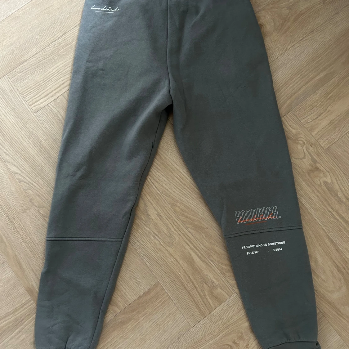 Grå Hoodrich mjukisbyxor med tryck - 1