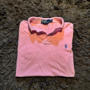 Polo Ralph Lauren Piké Rosa - Polo Ralph Lauren Piké  | Rosa | EFTERTRAKTAD | STILIG | Skick: 9,8/10 | Storlek: M | Pris: 349 SEK | Frakt: Postnord + Instabox + Bring | Skriv vid minsta fråga eller funderingar 📩 PRISET ÄR INTE FAST