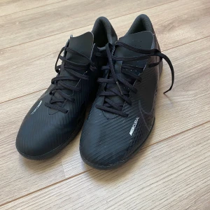 Nike inomhus skor strl 42,5 - Fint skick , sparsamt använda 