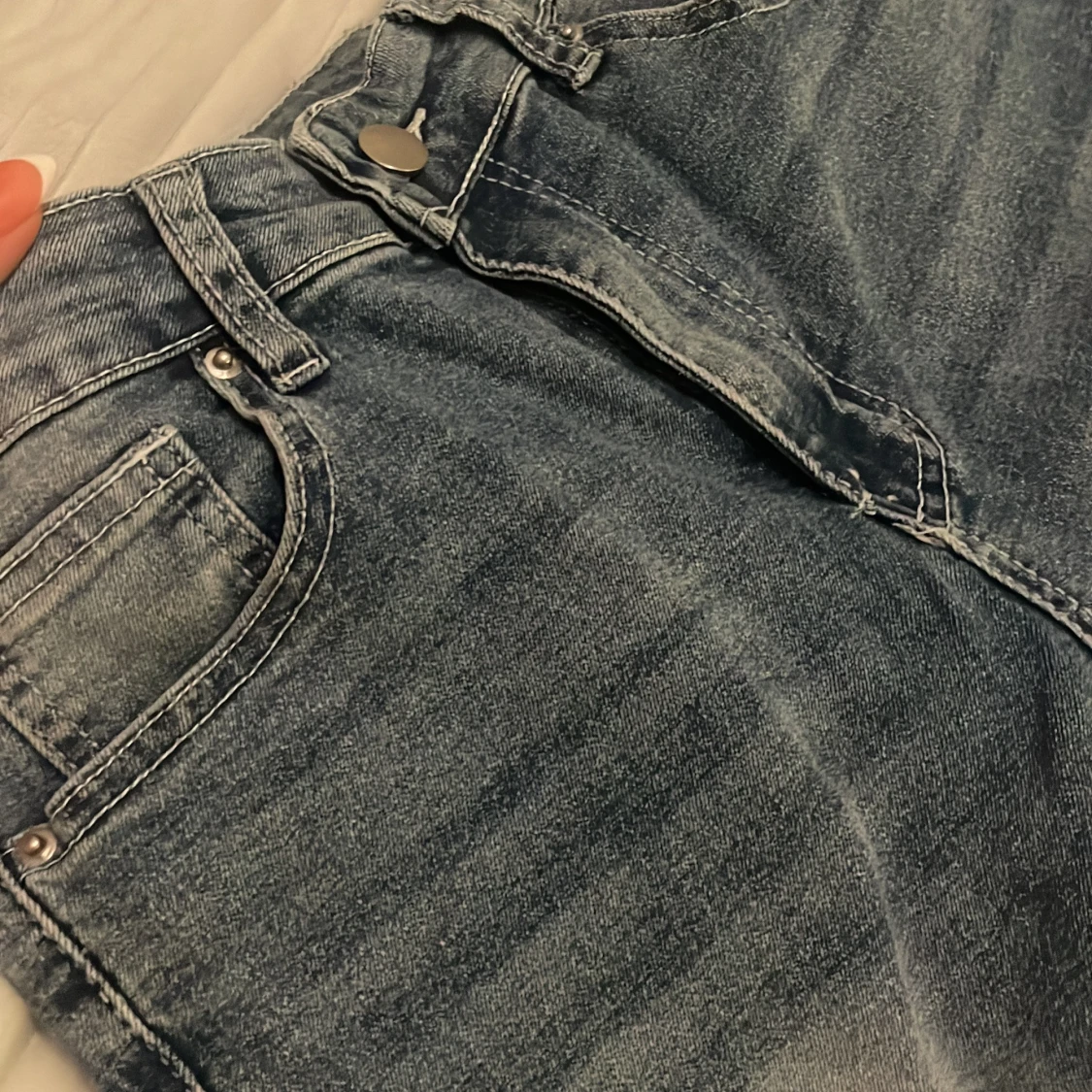 Blå bootcut jeans med detaljer - 1