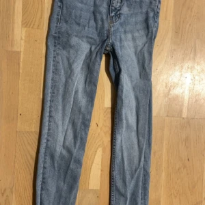 Ljusblå skinny jeans från Zara, stl 34 - Säljer ett par ljusblå skinny jeans från Zara i storlek 34. Jeansen har klassisk femficksdesign, smal passform och är tillverkade i mjukt jeanstyg med lätt tvättad look. Perfekta för dig som gillar en tight och stilren stil.