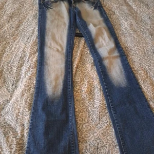 Crazy Age Jeans Med Rosa Detaljer - Snygga Crazy Age jeans med Rosa vingar på baksidan. 2 fickor på framsidan men inga i bak. Storlek 34 men passar mig som har vanligtvis 34/36.  Går att pruta ner priset och kan skickas dagen beställningen sker!💋