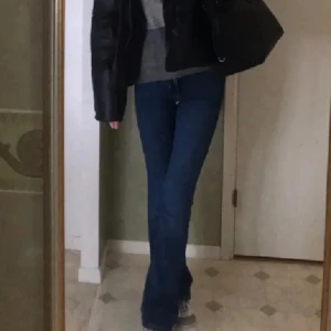 Blå bootcut jeans - Marinblåa bootcut jeans som är mid waist, osäker på storleken men kan kolla om det är nån intresserad för dom är undanlagda! Väldigt stretchiga och knappt använda och i väldigt bra skick💕
