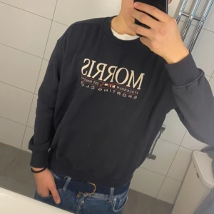 Morris tröja - Jag säljer en riktigt fet Morris tröja som är perfekt nu inför vintern❄️ || Skick: 10/10 ||Storlek: S || Modellen är 177cm🙌 || Tveka inte på att ställa frågor😉