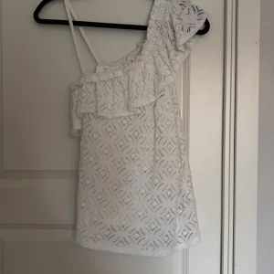 Fin one-shoulder topp - En jätte gullig topp med fint mönster, säljer den då den är för stor. Köpt på plick tidigare. Från HM